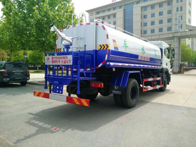 城市清道夫 洒水车的多元角色与环保使命