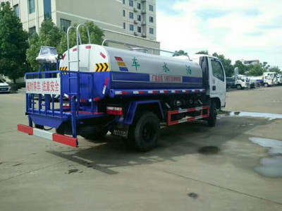 洒水车与环卫车 城市清洁的守护者