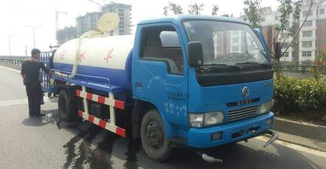 哈尔滨环卫车市场分析 抽粪车与三轮洒水车价格概览